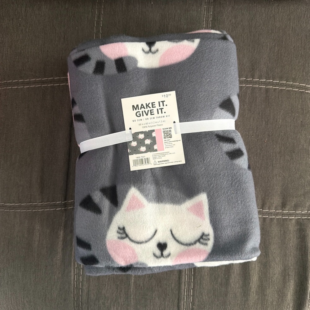 Make It Give It No Sew Fleece Throw Blanket Kit Cat Print Grey Pink 48x60 DIY